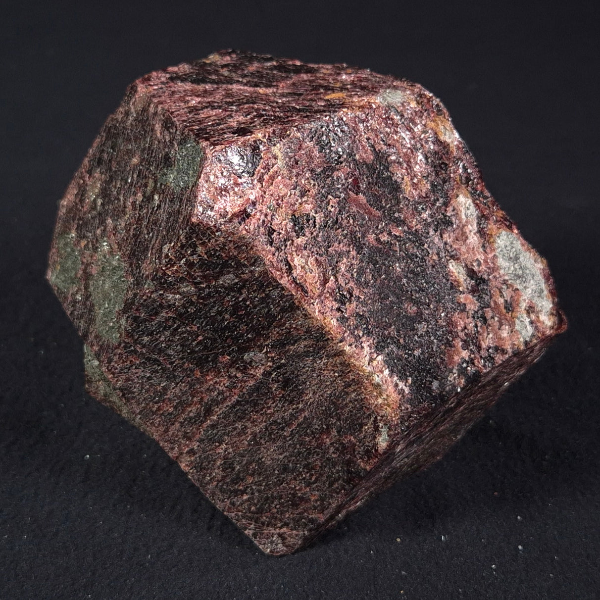 LARGE ALMANDINE GARNET ON CHLORITE SCHIST, Australia XGC003