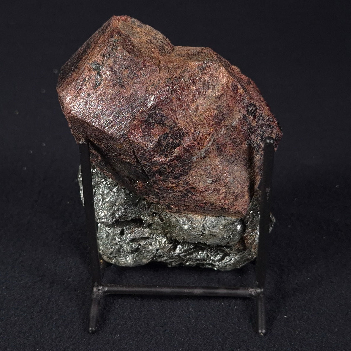 LARGE ALMANDINE GARNET ON CHLORITE SCHIST, Australia XGC004