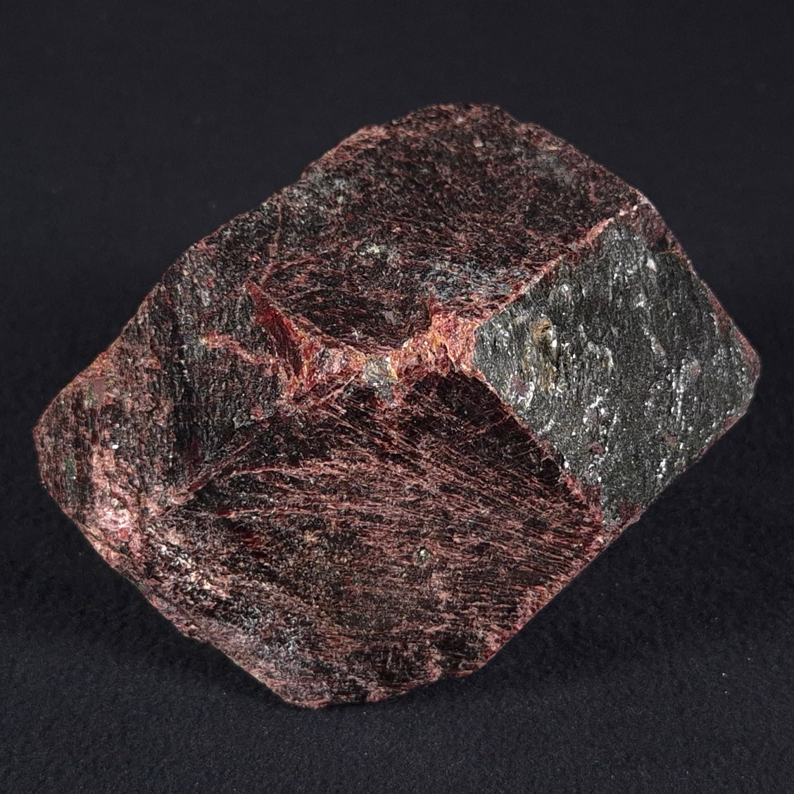 LARGE ALMANDINE GARNET ON CHLORITE SCHIST, Australia XGC005