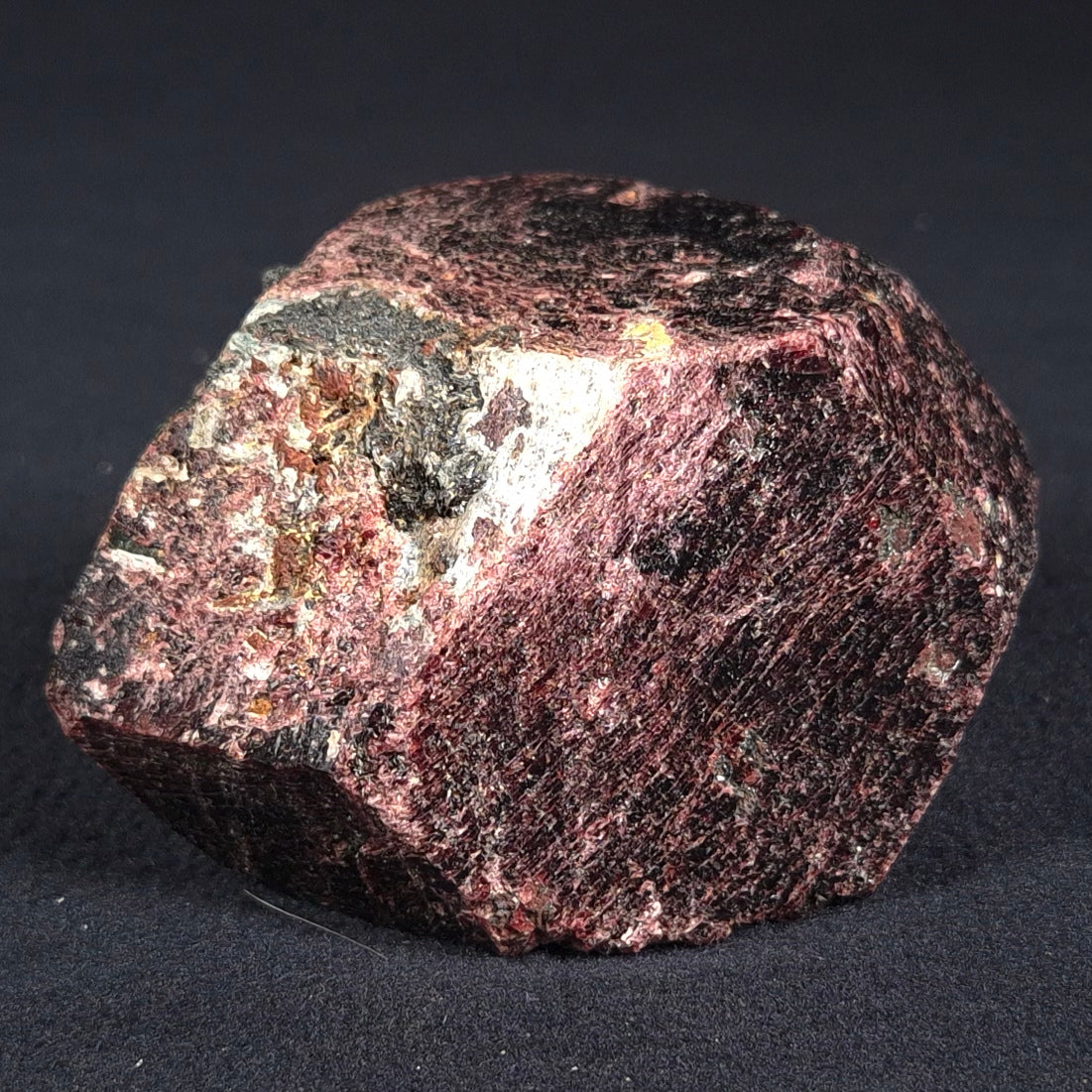LARGE ALMANDINE GARNET ON CHLORITE SCHIST, Australia XGC010