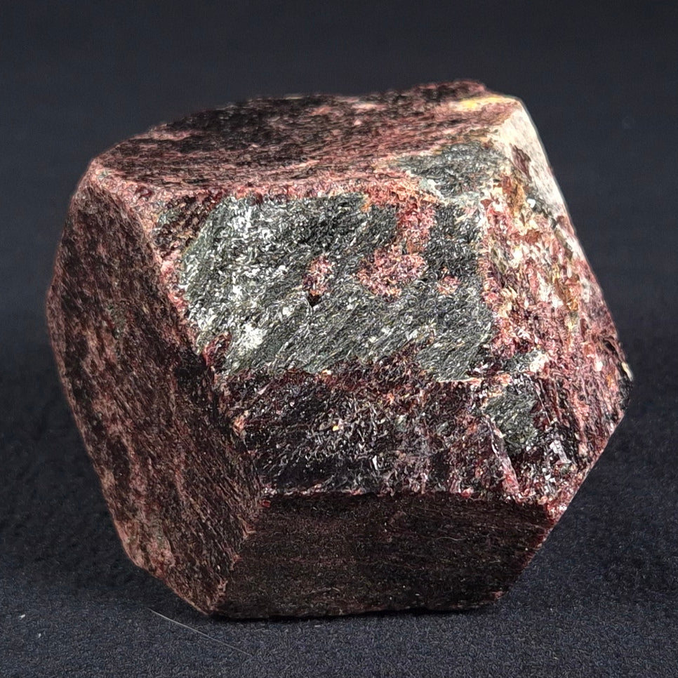 LARGE ALMANDINE GARNET ON CHLORITE SCHIST, Australia XGC010