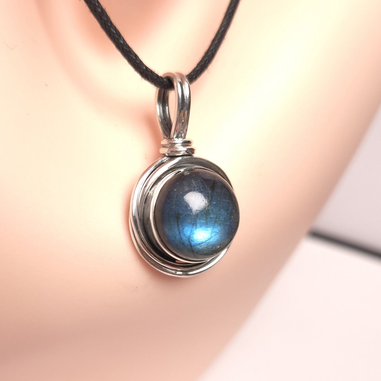 LABRADORITE PENDANT set in STERLING SILVER 3SSLBP2