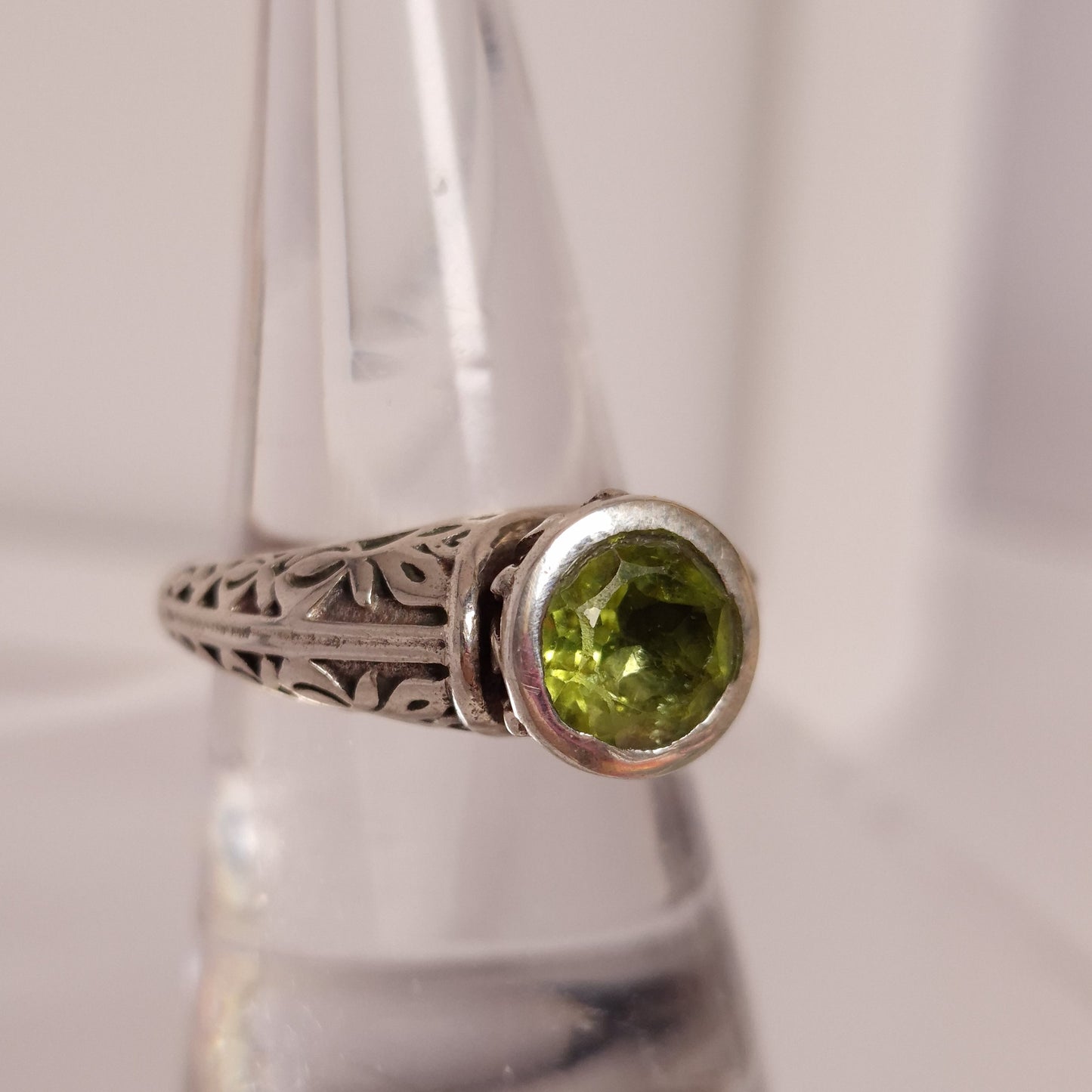 PERIDOT RING set in STERLING SILVER 3SSPDR1