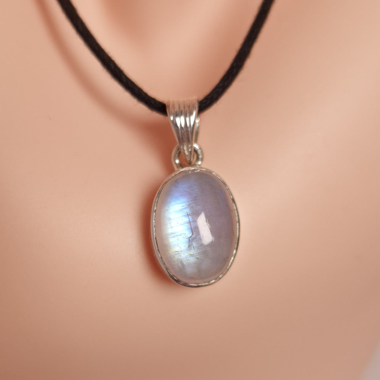 RAINBOW MOONSTONE PENDANT set in STERLING SILVER 3SSMSP4