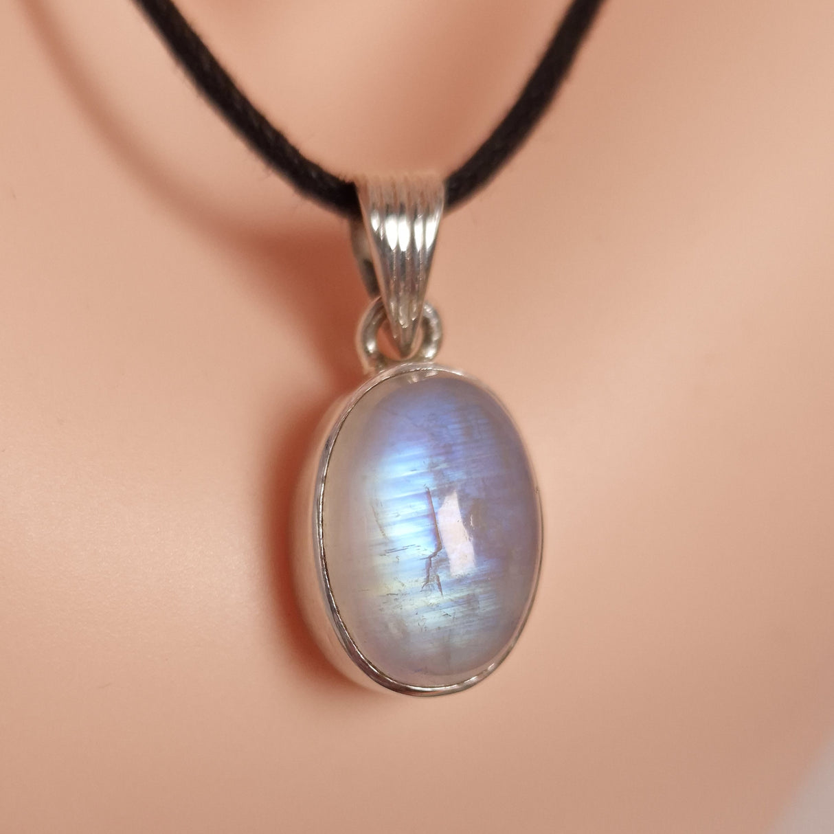 RAINBOW MOONSTONE PENDANT set in STERLING SILVER 3SSMSP4