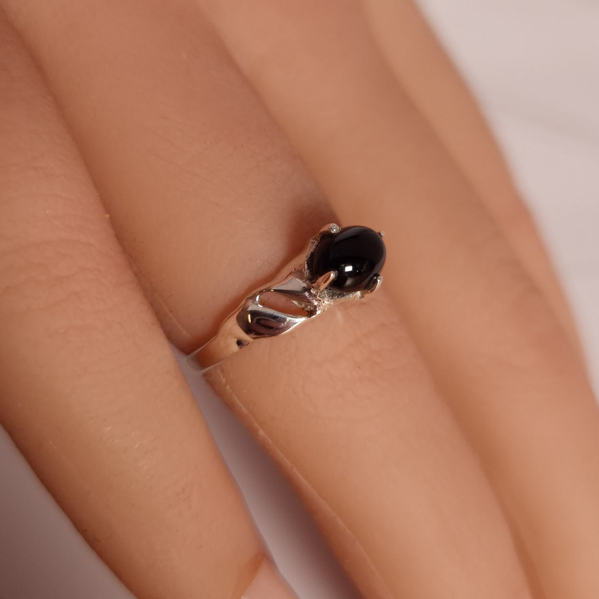 BLACK ONYX RING set in STERLING SILVER 3SSR4