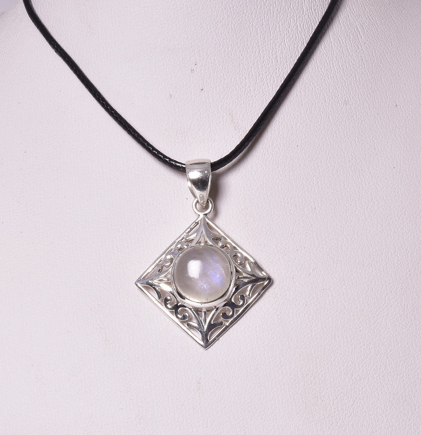 MOONSTONE CRYSTAL PENDANT set in STERLING SILVER J229