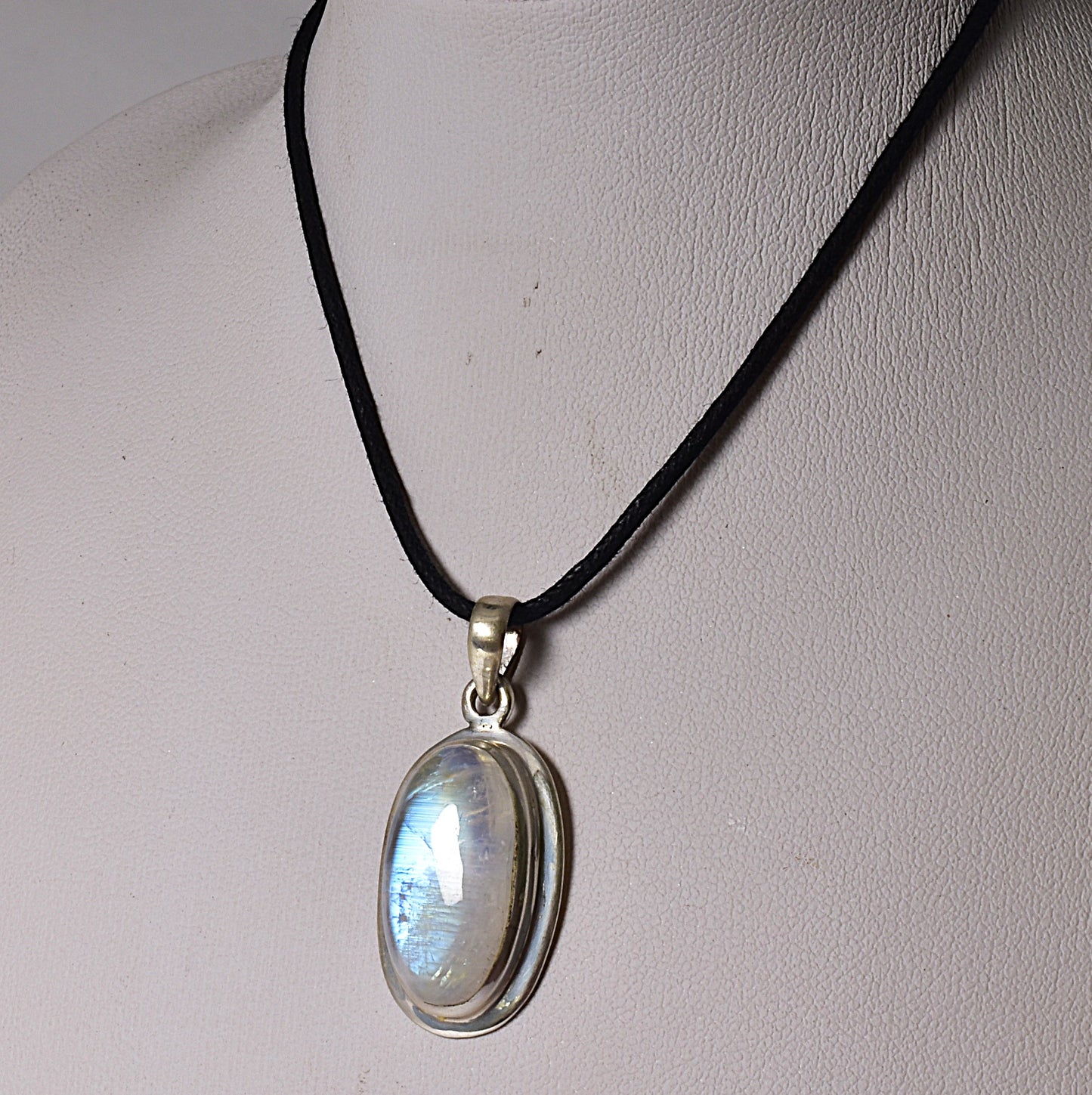 MOONSTONE CRYSTAL PENDANT set in STERLING SILVER J50