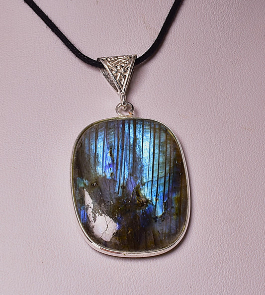LABRADORITE PENDANT set in STERLING SILVER J47