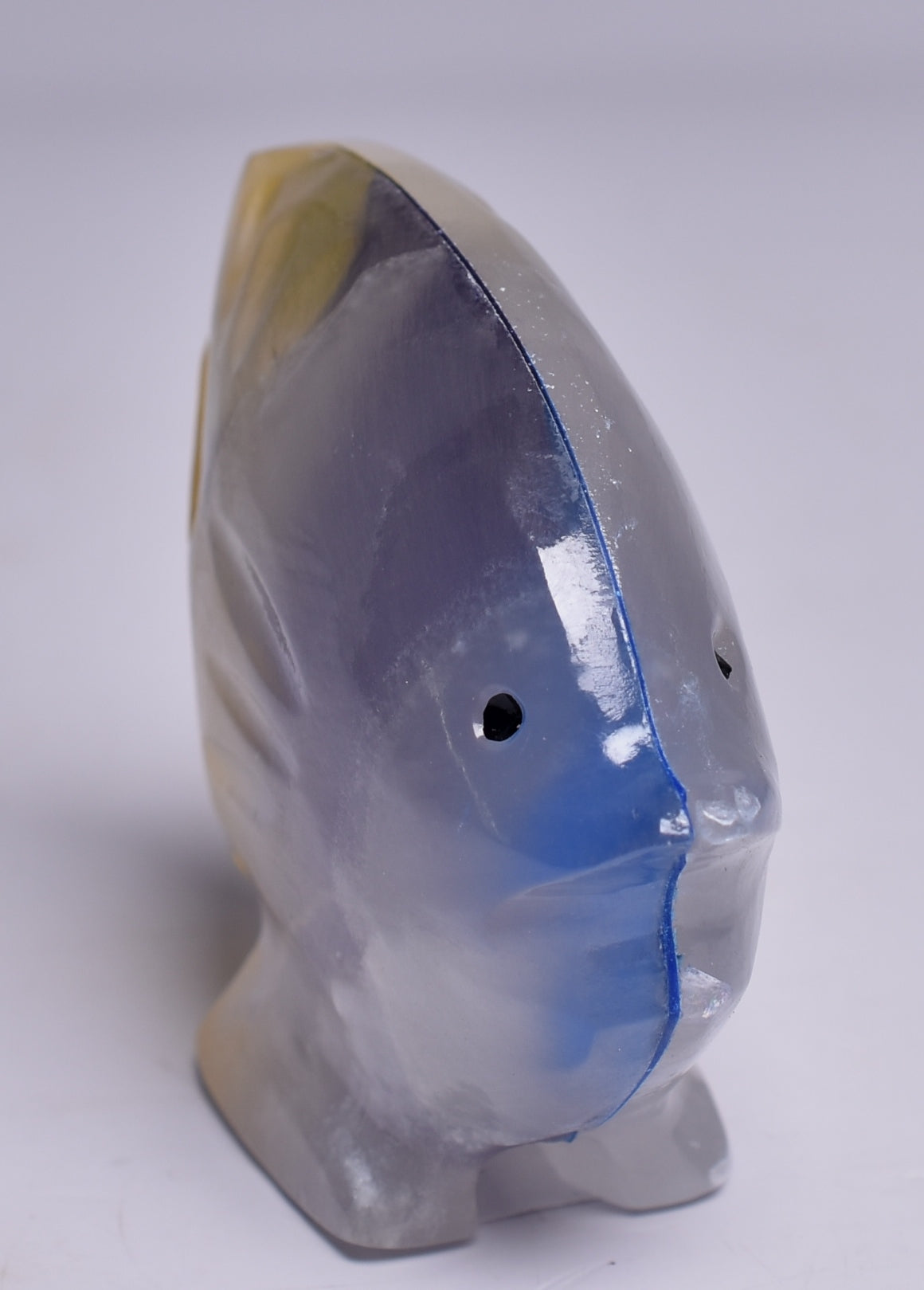 DYED ONYX FISH CARVING P205
