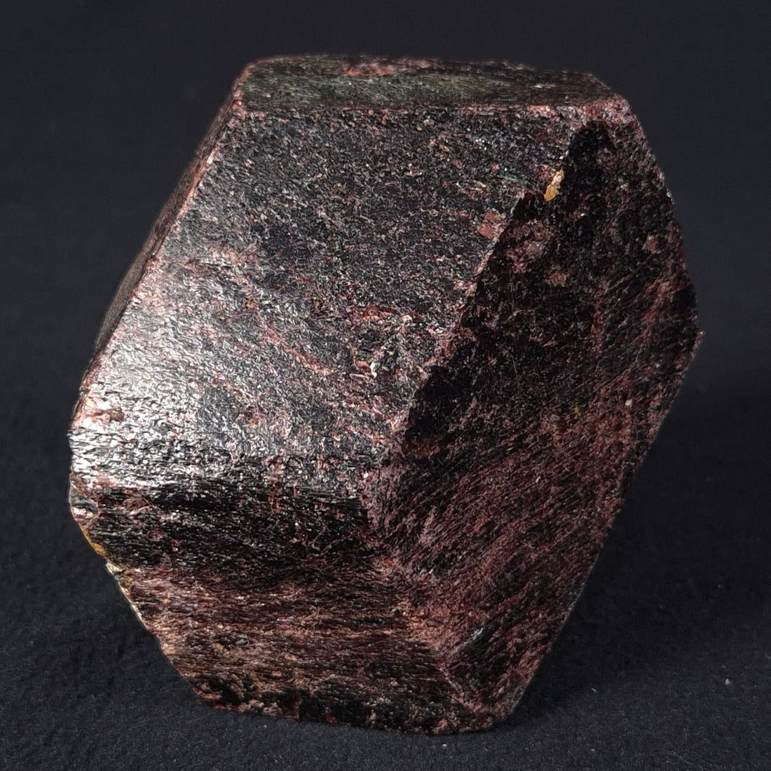 Australia’s Bold Red Crystals: Almandine Garnets from Broken Hill