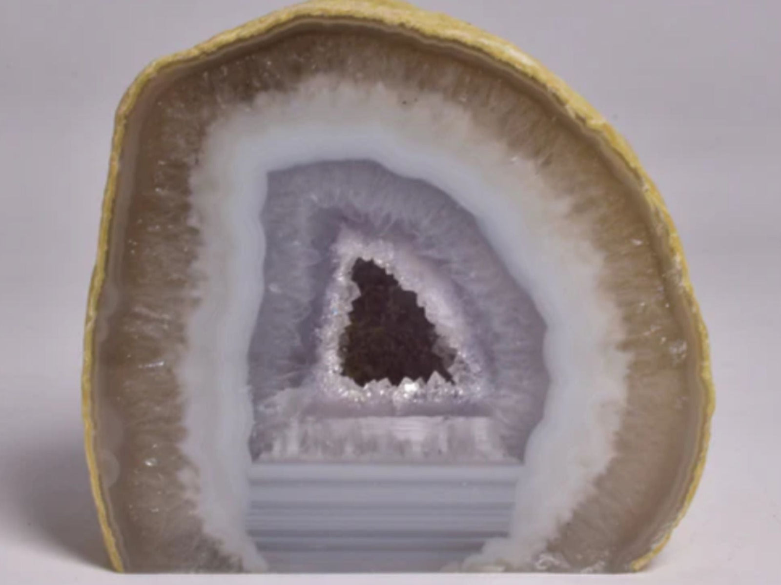 Agate: Mineralogical Properties and Formation Mechanisms