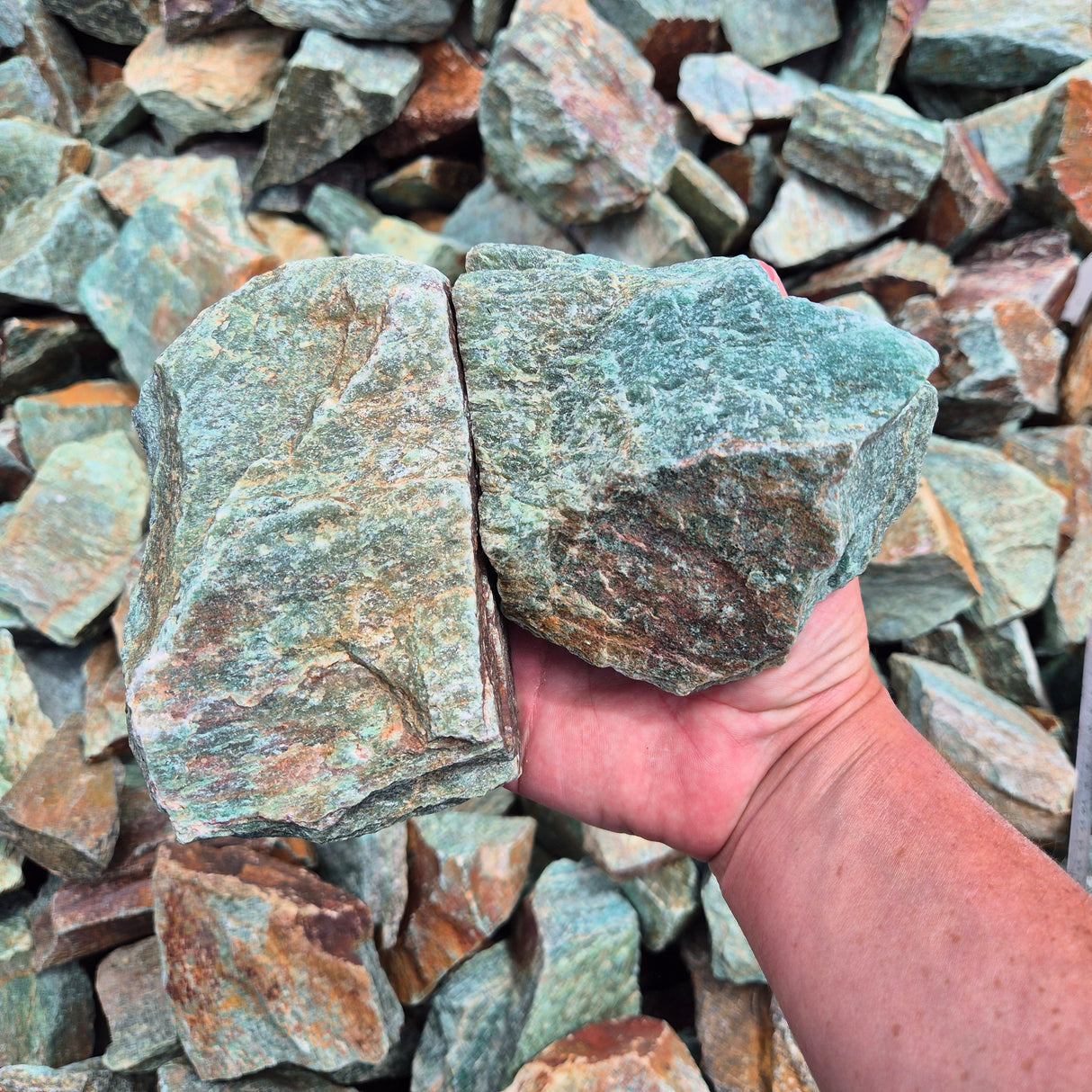 FUCHSITE Rough by Weight, India ZRR004