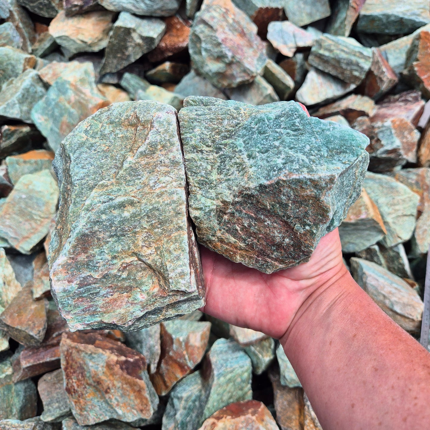 FUCHSITE Rough by Weight, India ZRR004