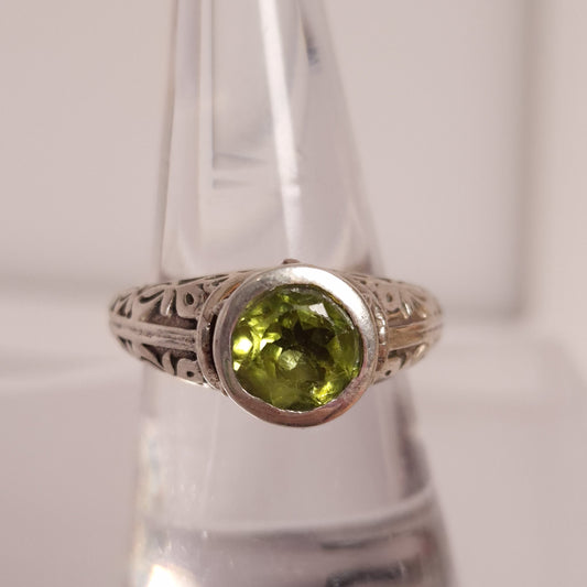 PERIDOT RING set in STERLING SILVER 3SSPDR1
