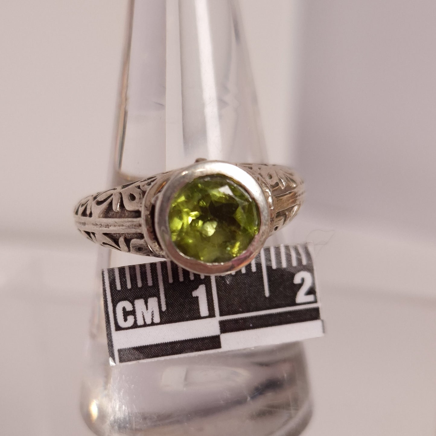 PERIDOT RING set in STERLING SILVER 3SSPDR1