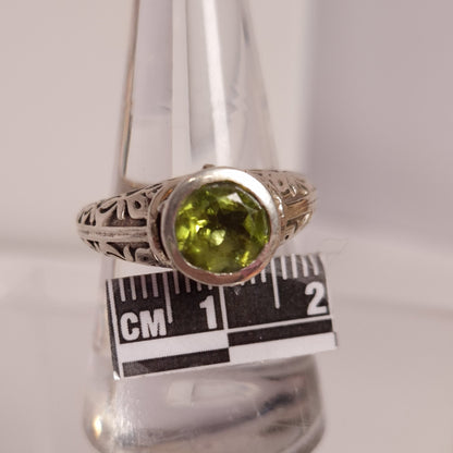 PERIDOT RING set in STERLING SILVER 3SSPDR1