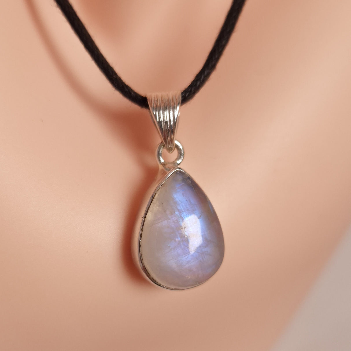 RAINBOW MOONSTONE PENDANT set in STERLING SILVER 3SSMSP5