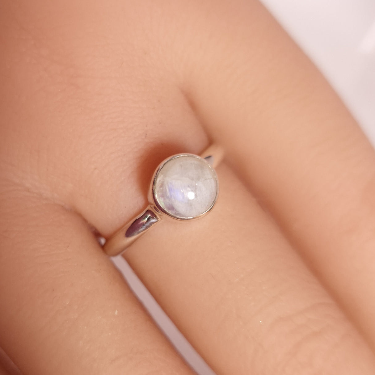 MOONSTONE RING set in STERLING SILVER 3SSR17
