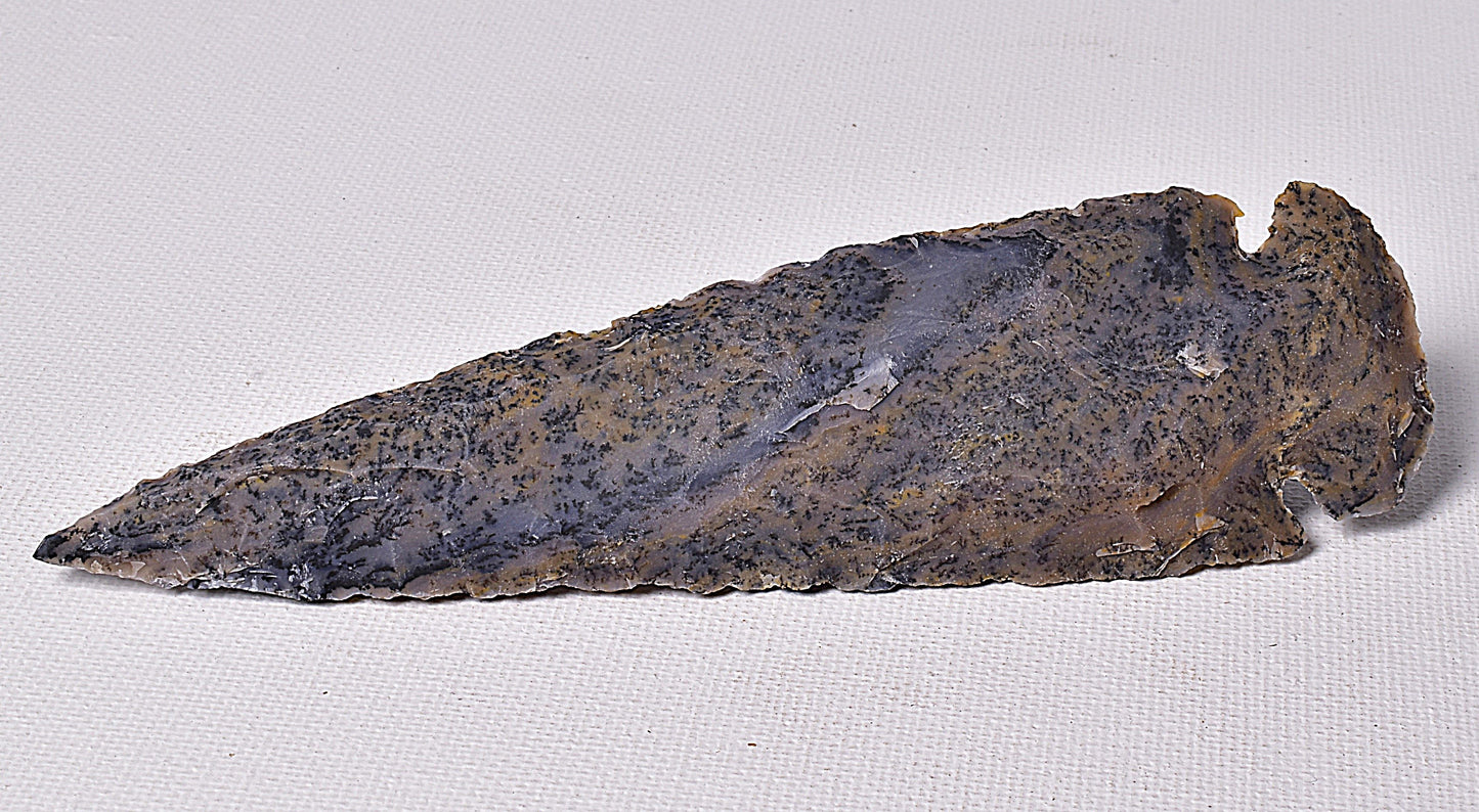 AGATE CARVED ARROW HEAD 13 CM P517