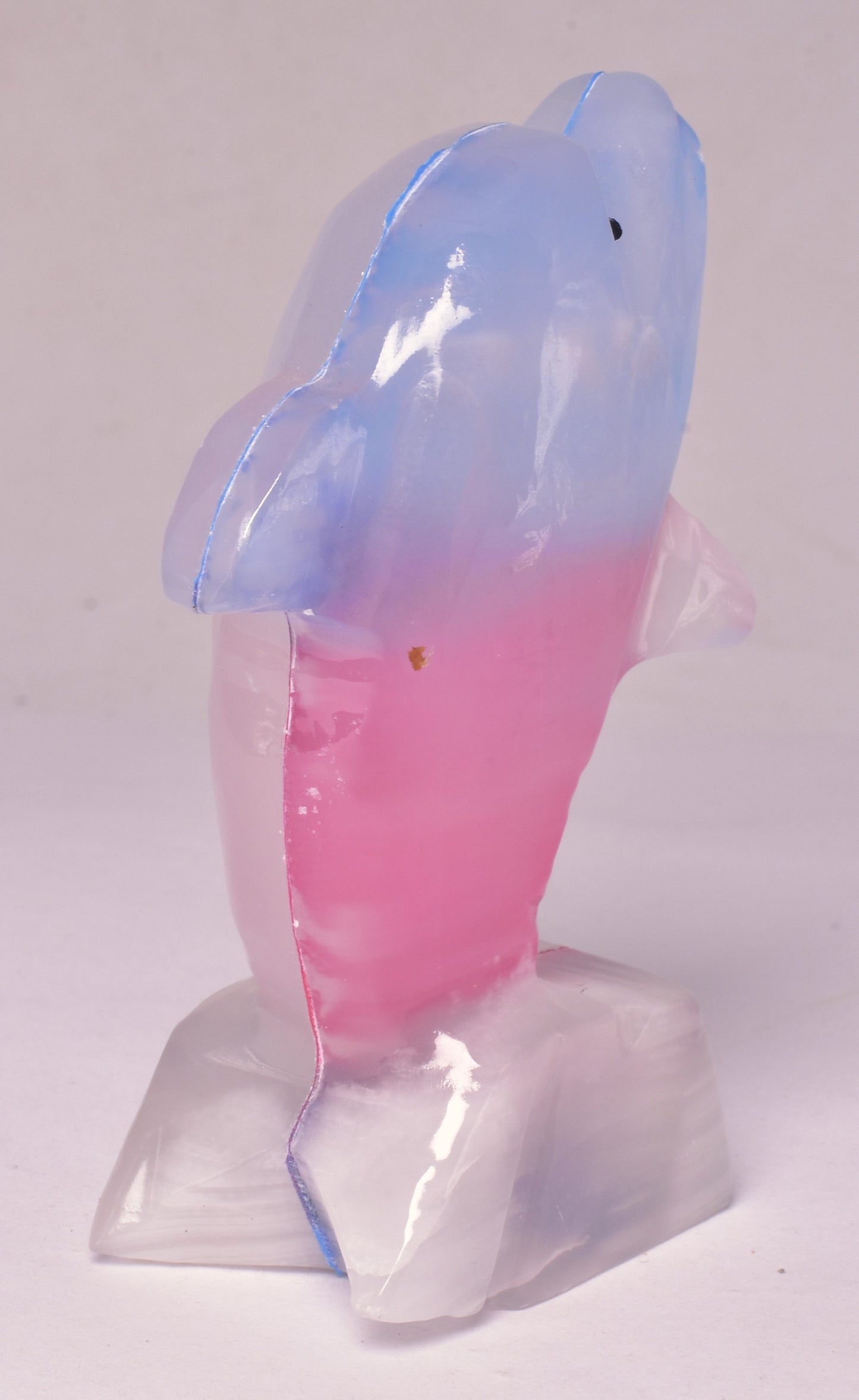 DYED ONYX DOLPHIN CARVING P820