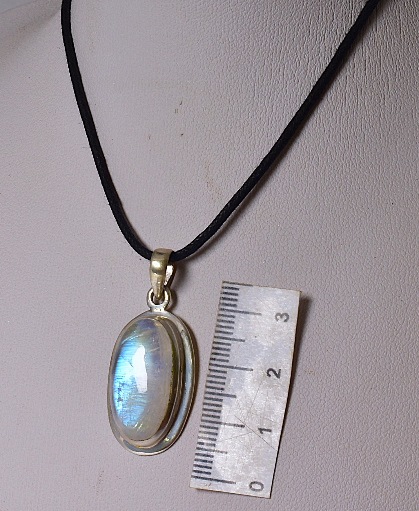 MOONSTONE CRYSTAL PENDANT set in STERLING SILVER J50