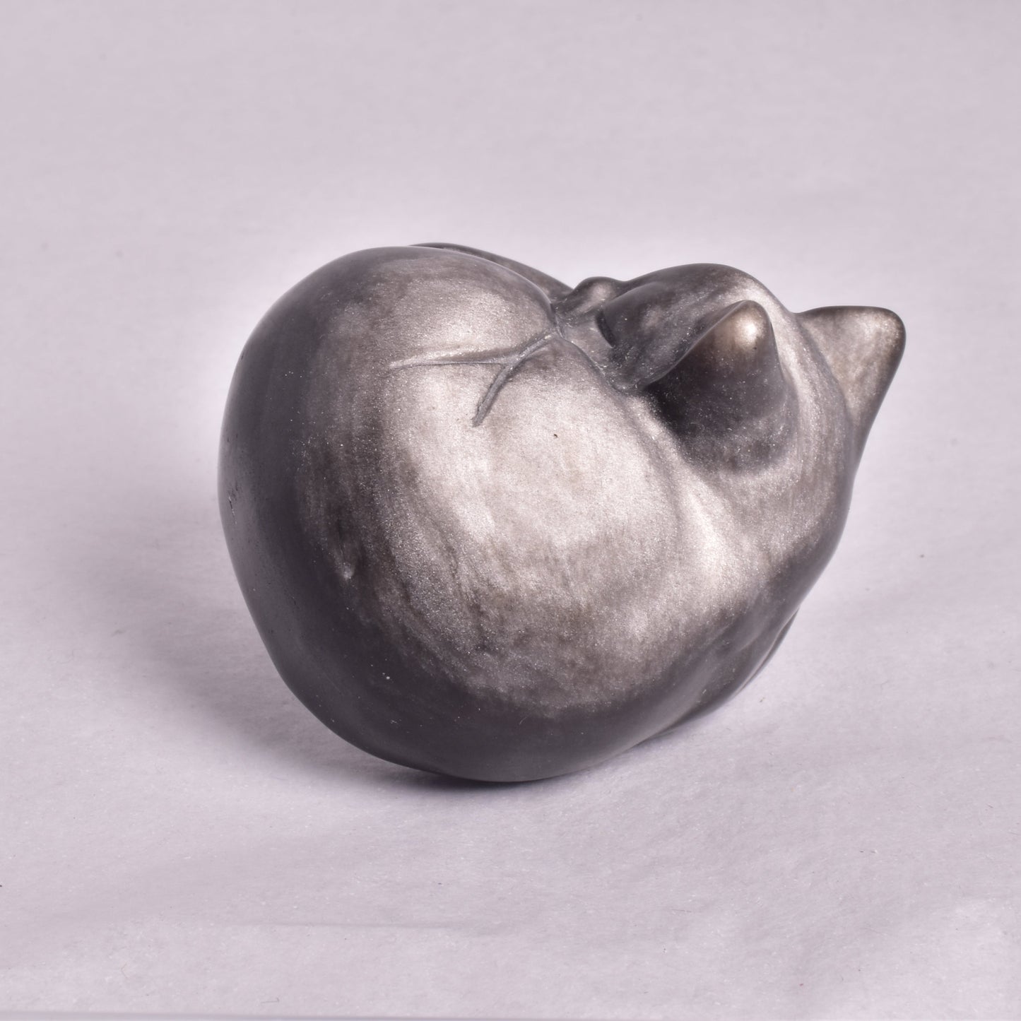 SILVER SHEEN OBSIDIAN SLEEPING CAT CARVING P317