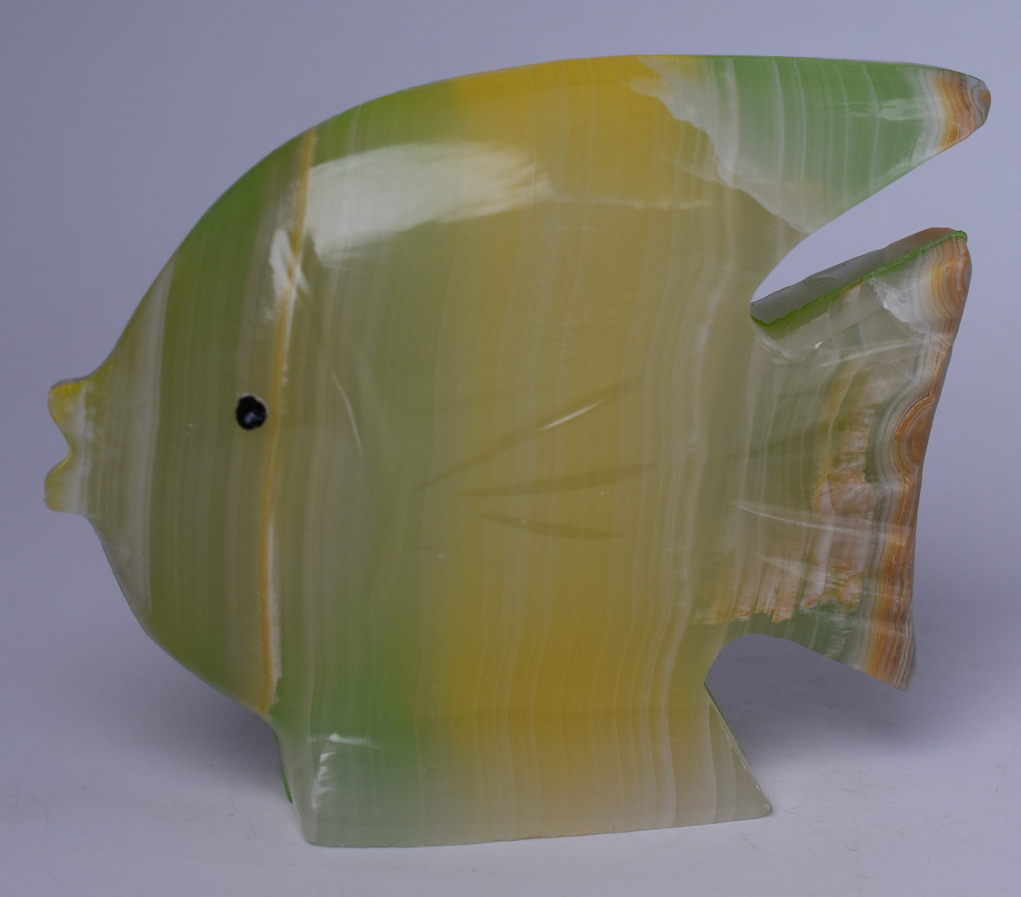 DYED ONYX FISH CARVING P823