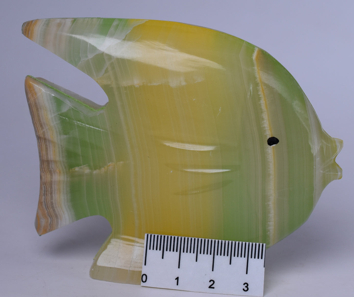 DYED ONYX FISH CARVING P823