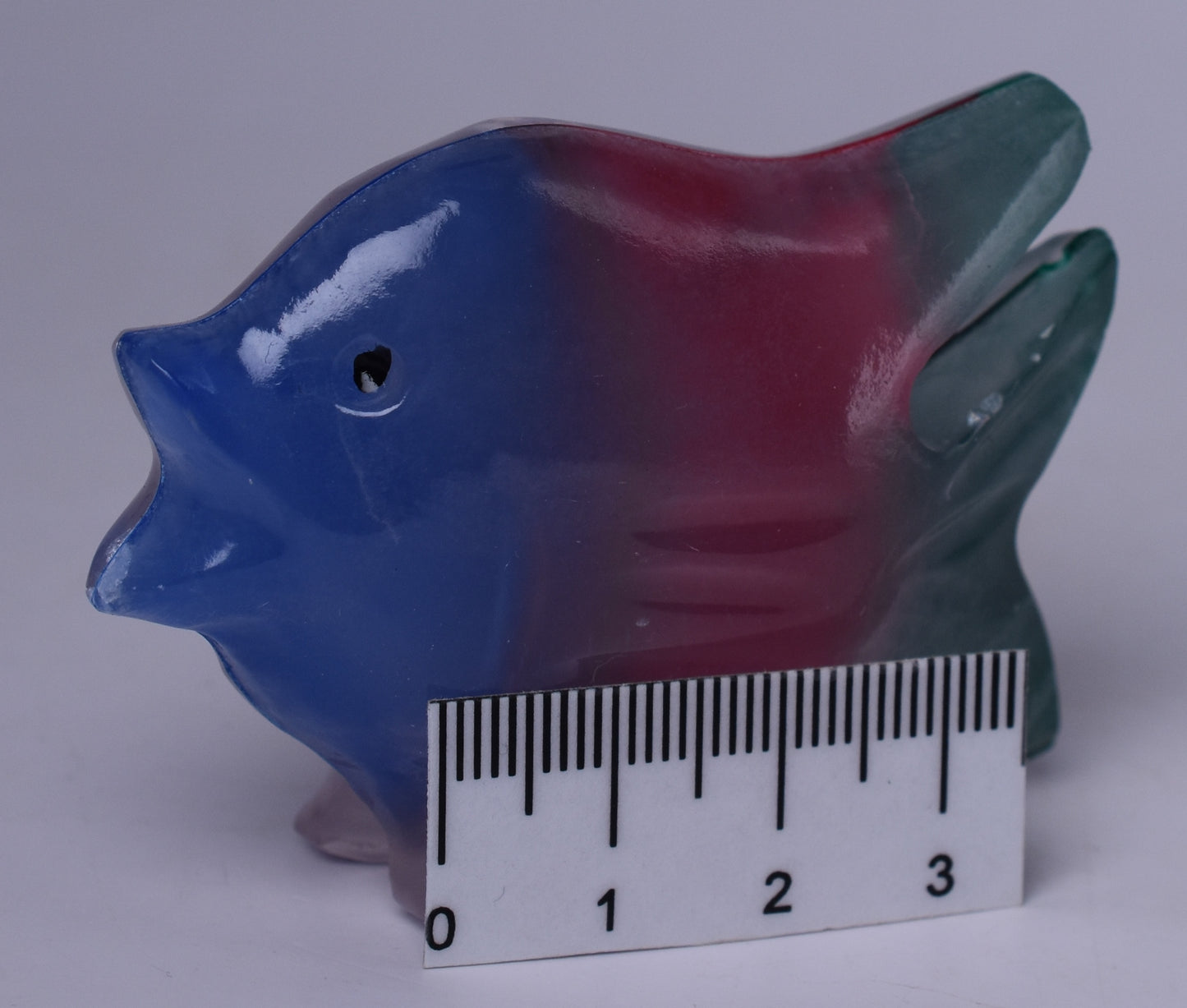 DYED ONYX FISH CARVING P336