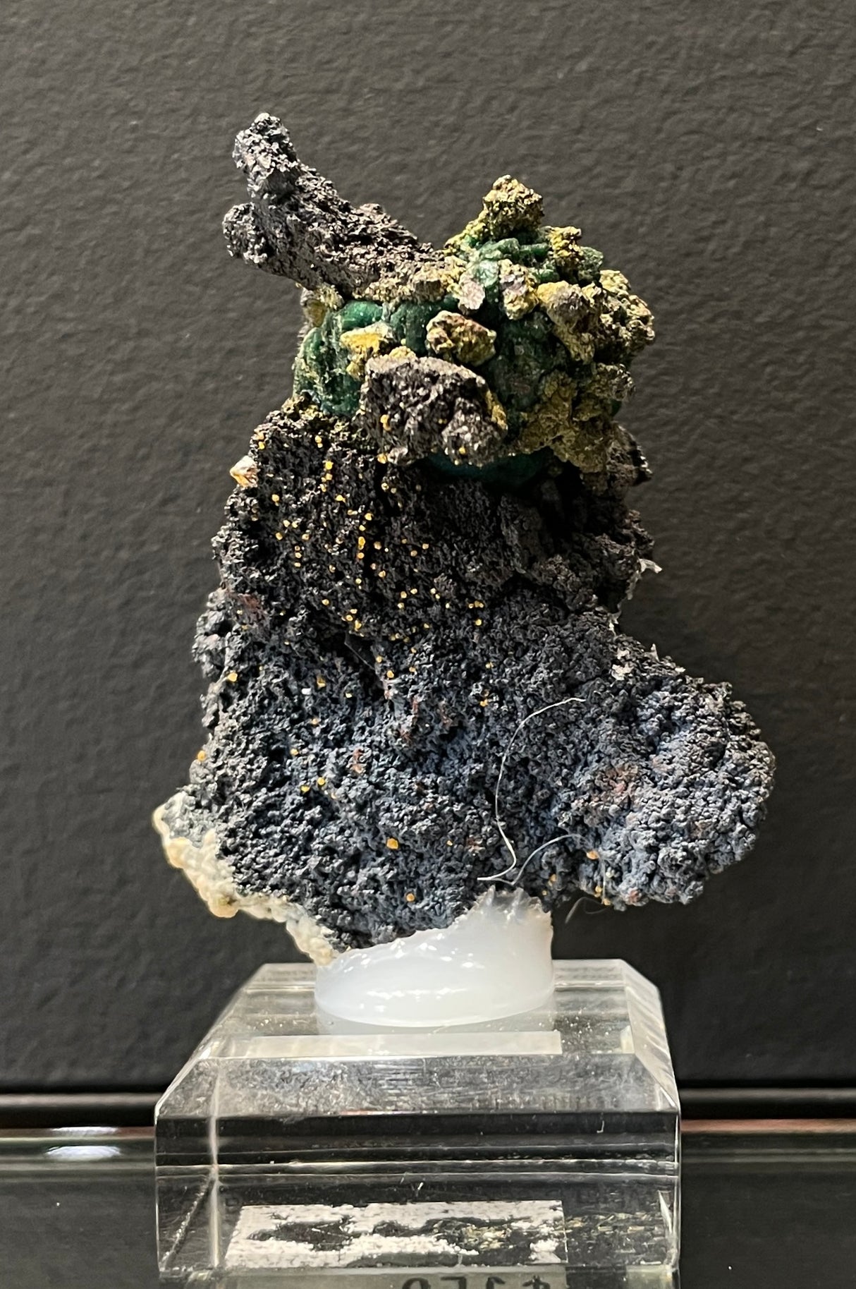 WULFENITE ON MALACHITE PSEUDOMORPH, Western Australia IWU015